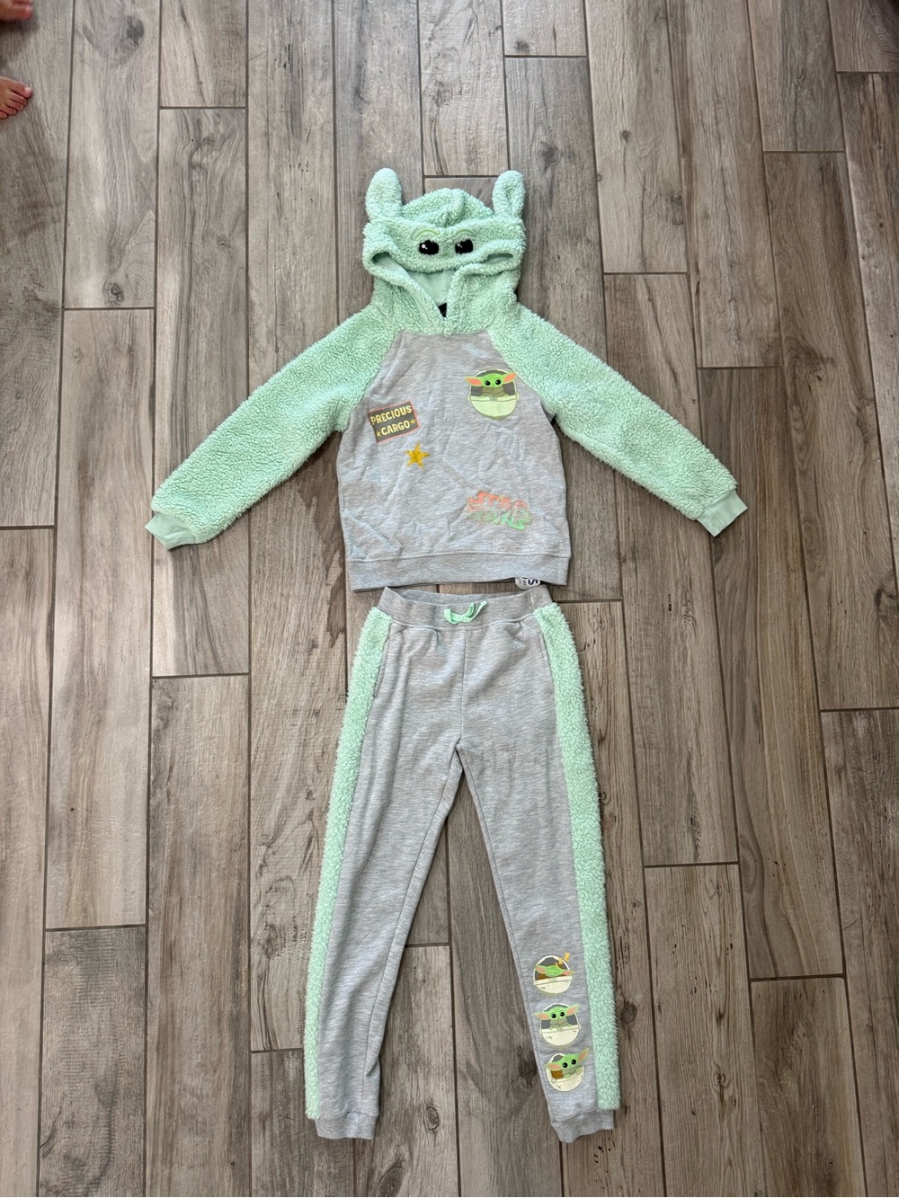 Star Wars Heather Gray & Light Green Hooded Sweatshirt - Logo Tag Detail